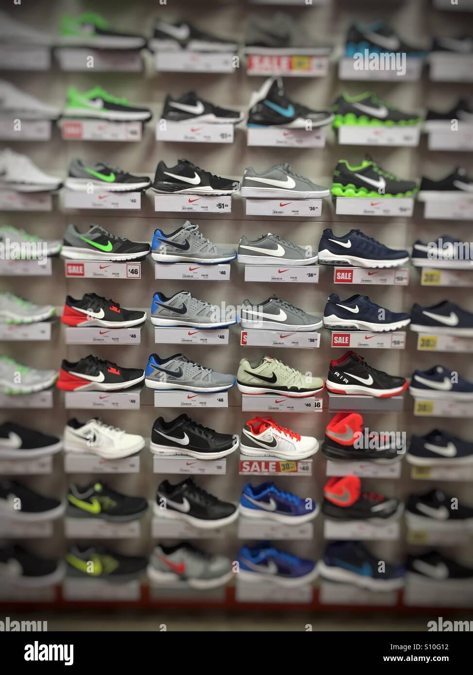 La formation sur la vente de chaussures à une succursale de Sports Direct - Image de stock capturée avec un smartphone