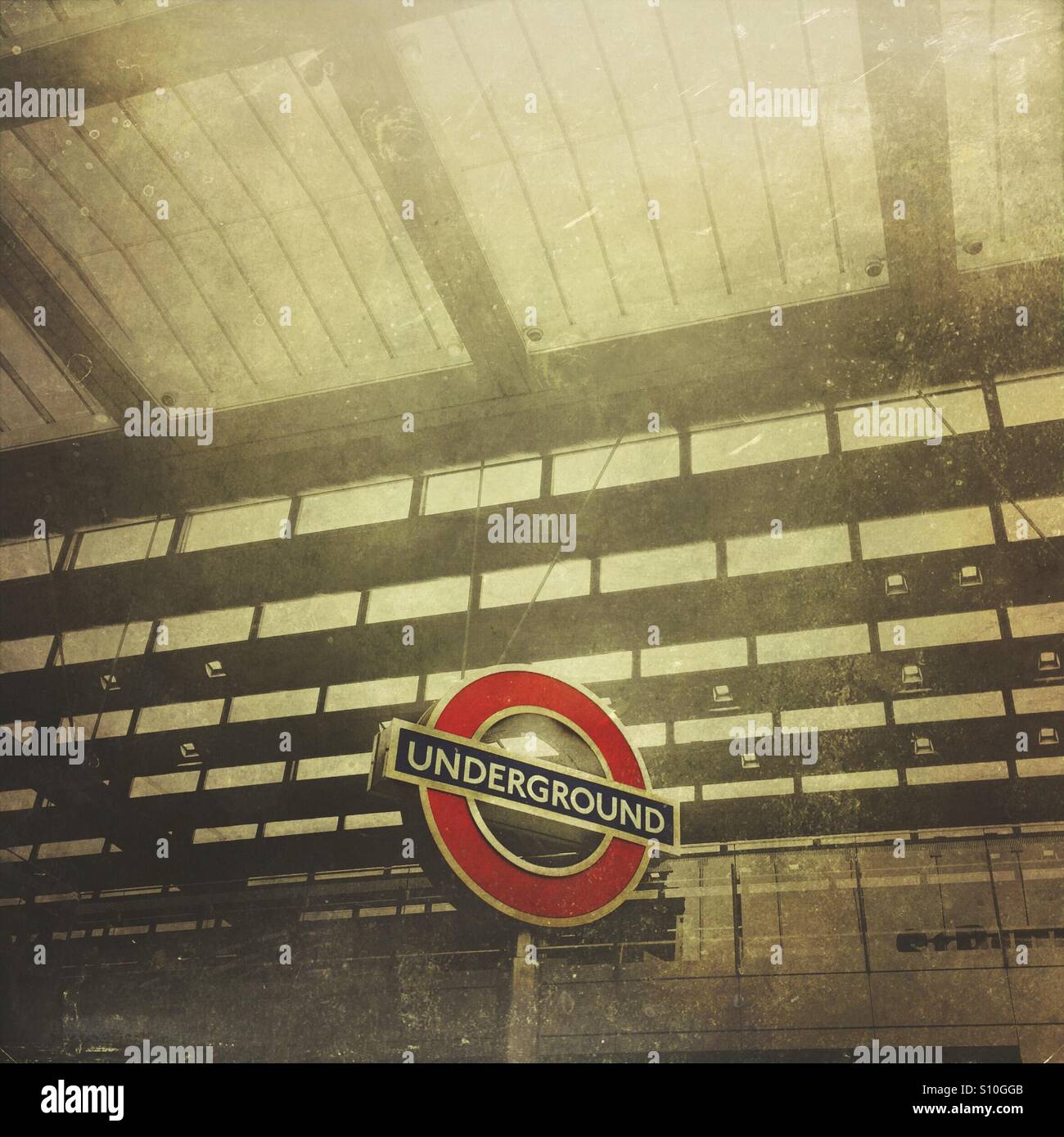 Inscrivez-métro à St Pancras station, London, UK - Image de stock capturée avec un smartphone