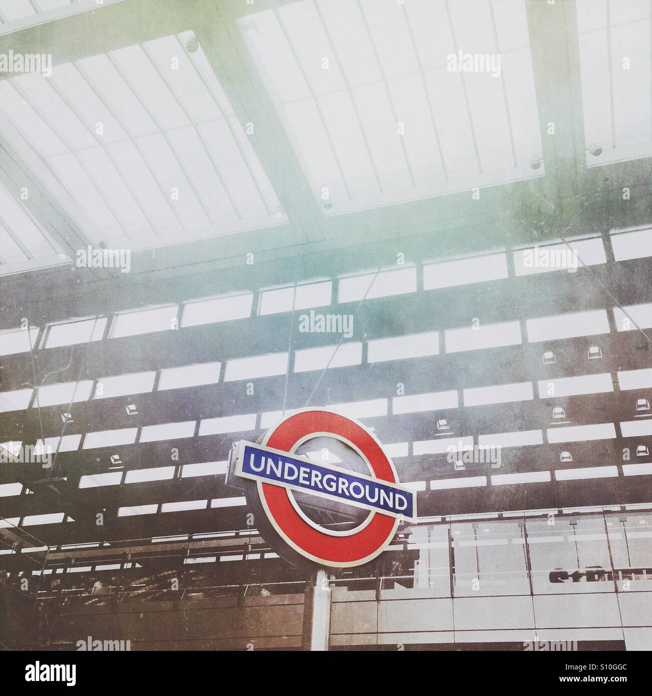 Inscrivez-métro à St Pancras station, London, UK - Image de stock capturée avec un smartphone
