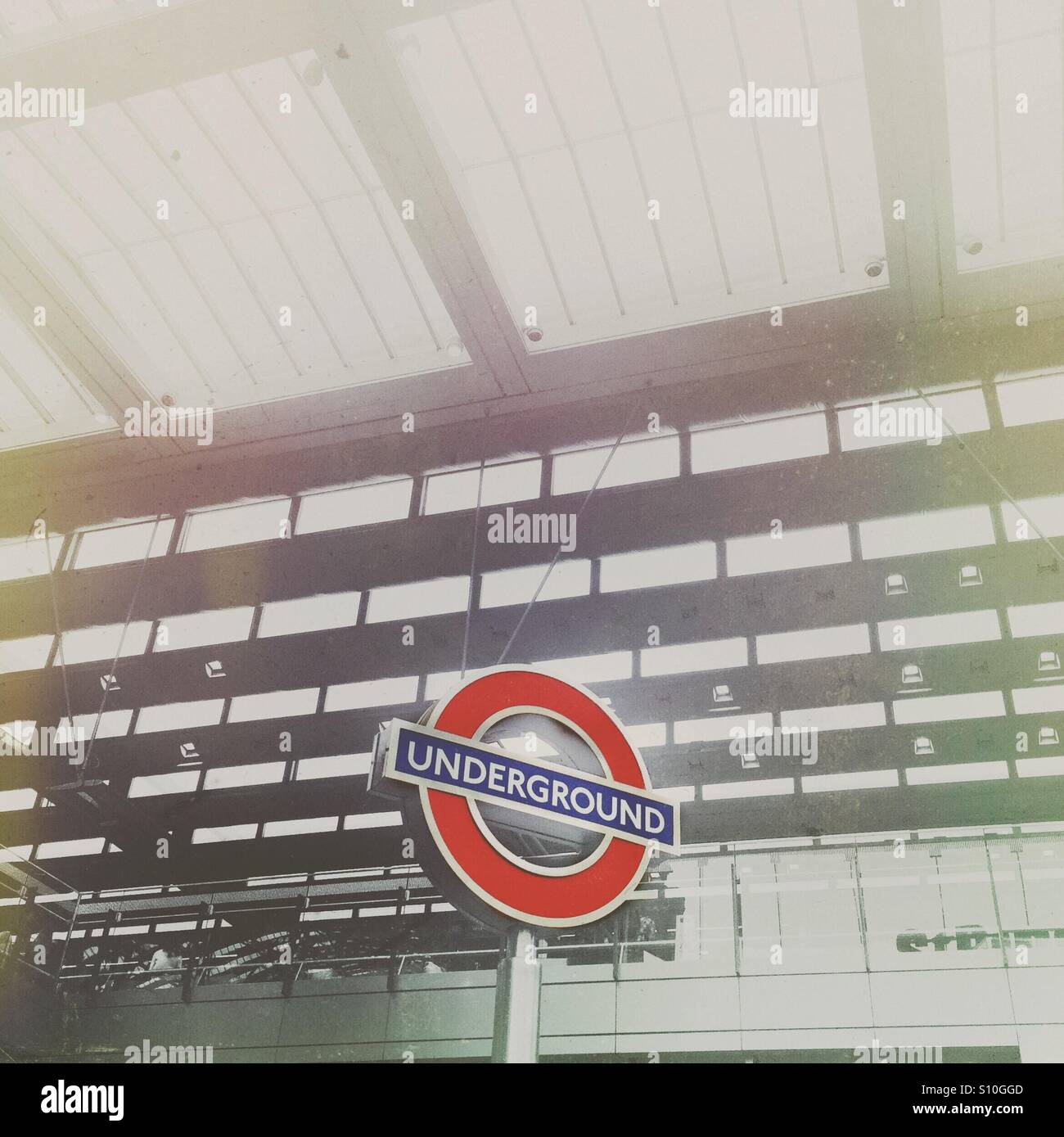 Inscrivez-métro à St Pancras station, London, UK - Image de stock capturée avec un smartphone