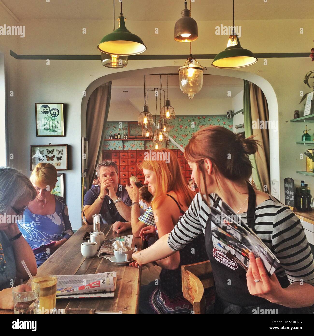 Une scène d'un café animé - Image de stock capturée avec un smartphone