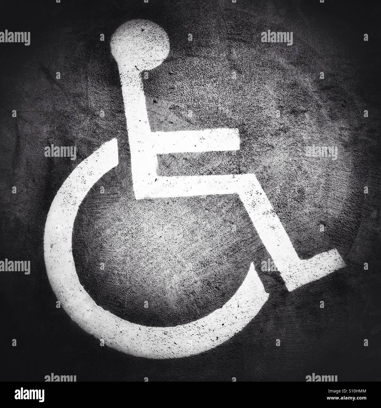 Panneau sur la route handicapés Banque D'Images