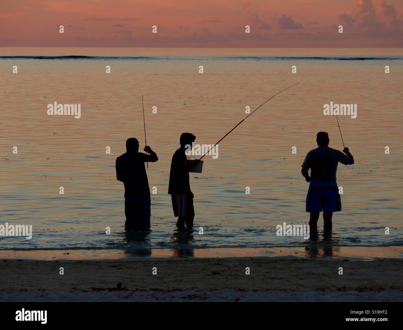 Trois mecs la pêche de nuit de la plage de Tropea - Image de stock capturée avec un smartphone