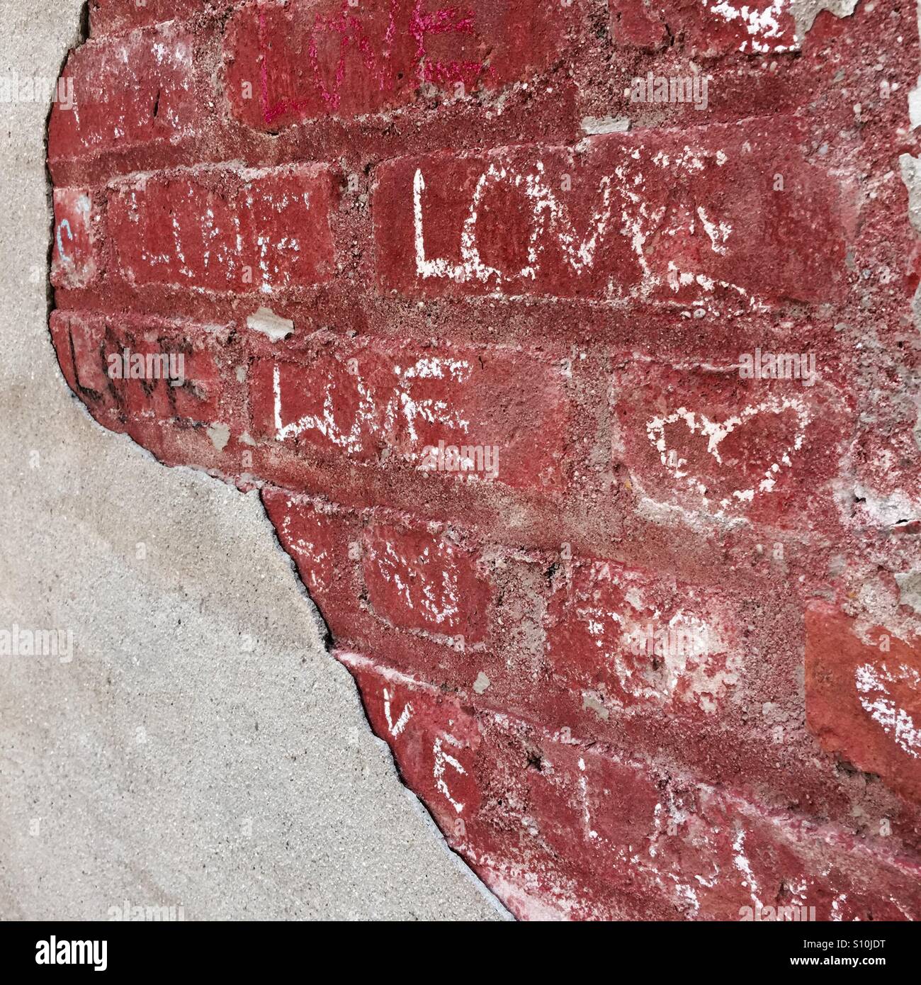L'amour à la craie sur la brique Graffiti Banque D'Images