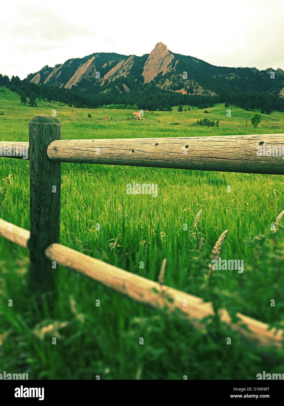 Paysage de montagne Flatiron Colorado herbeux derrière barrière en bois Banque D'Images