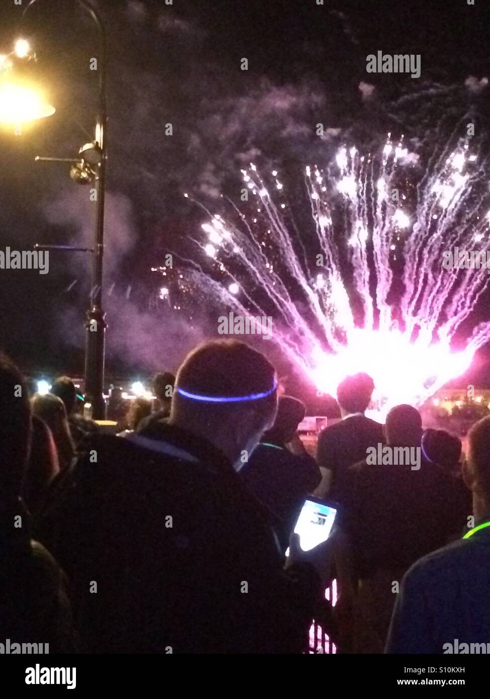 D'artifice de la 14e Rue passerelle pour piétons à Columbus, Géorgie, USA. Banque D'Images