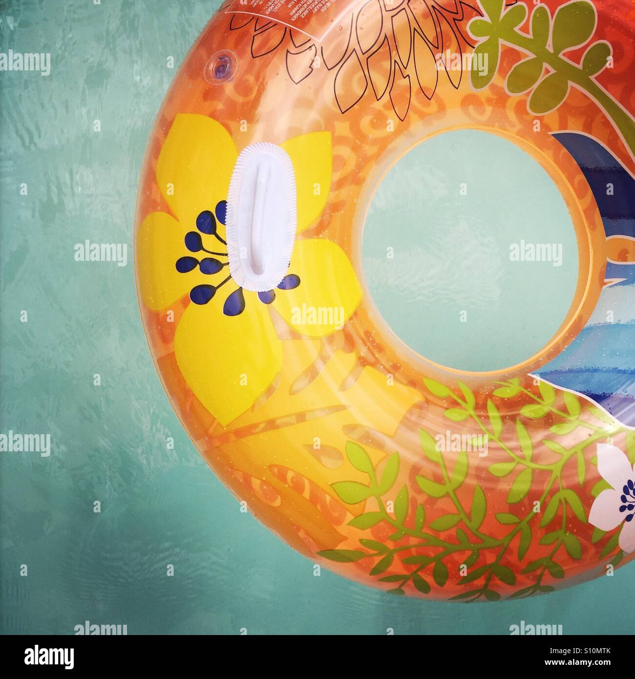 Un flottant du tube dans la piscine. Banque D'Images