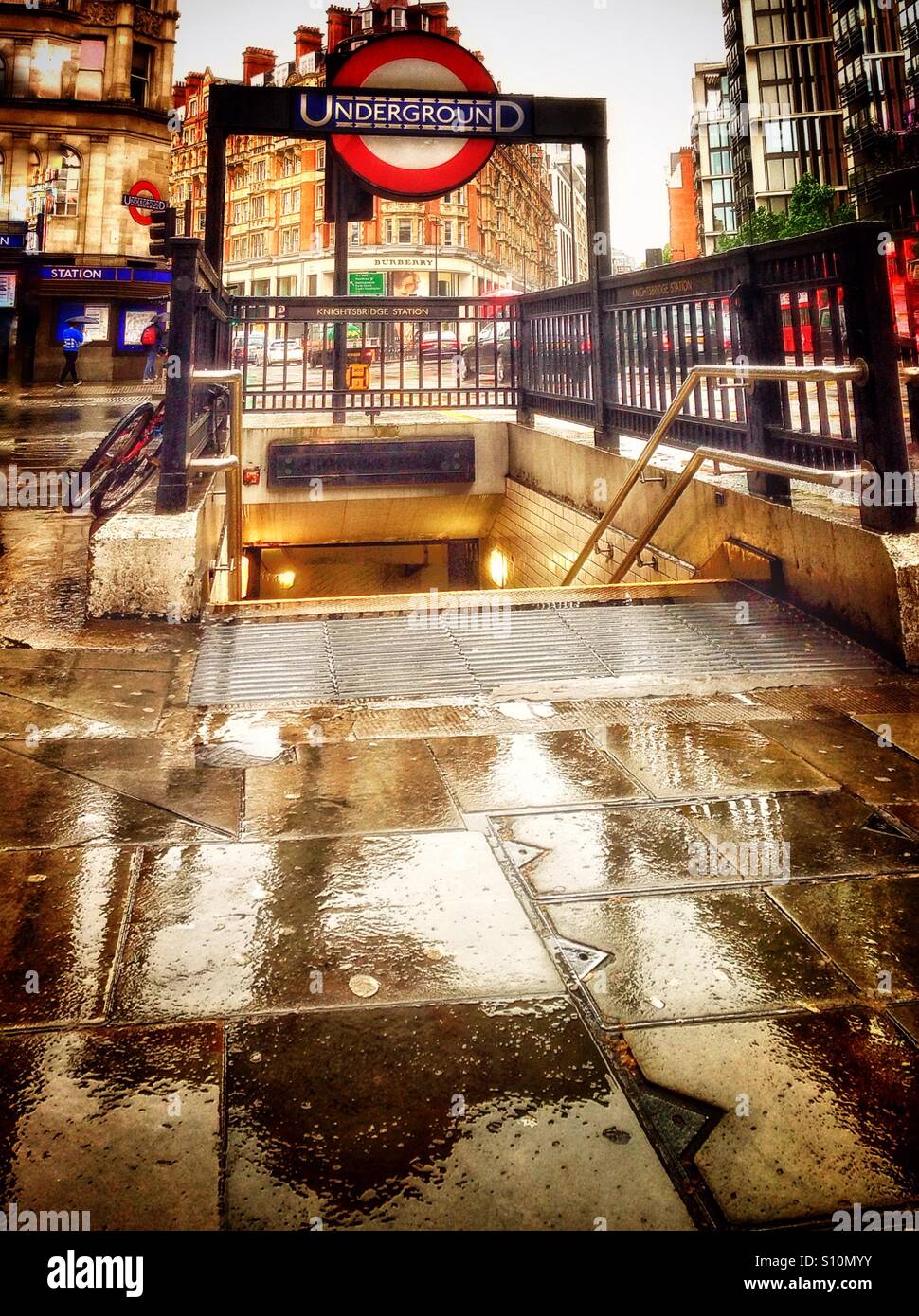 Knightsbridge, Londres sous la pluie. Banque D'Images