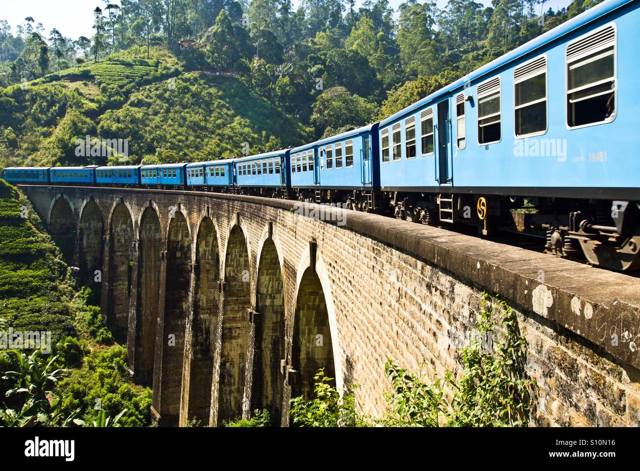 La formation en cours d'exécution sur le pont neuf en Demodara, Sri Lanka Banque D'Images