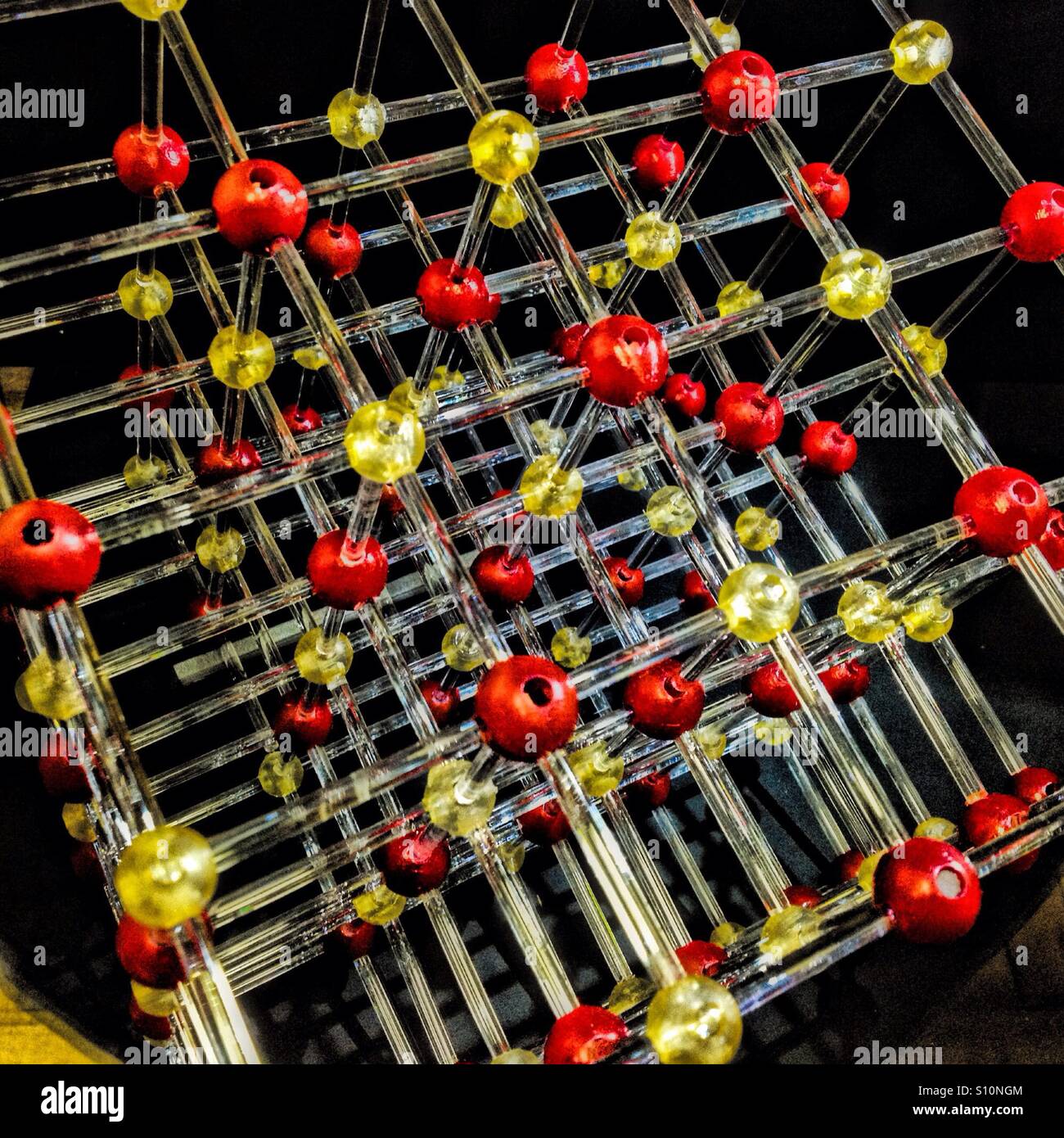 Une sculpture faite par Shelley, James pour célébrer le rôle de Rosalind Franklin dans la découverte de la structure de l'ADN Banque D'Images