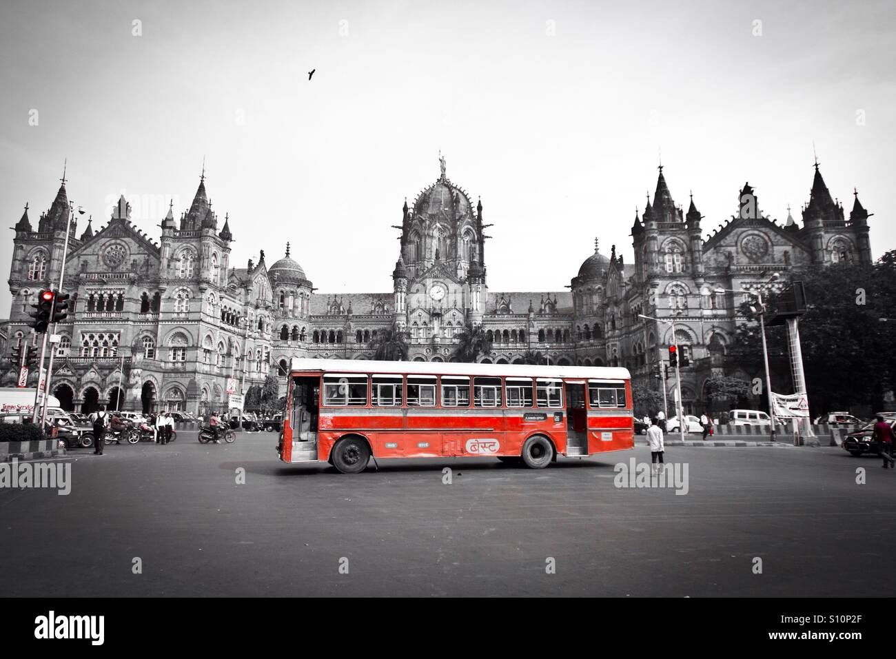 Red bus fonctionnant à Mumbai, près de la gare de Chhatrapati Shivaj Banque D'Images