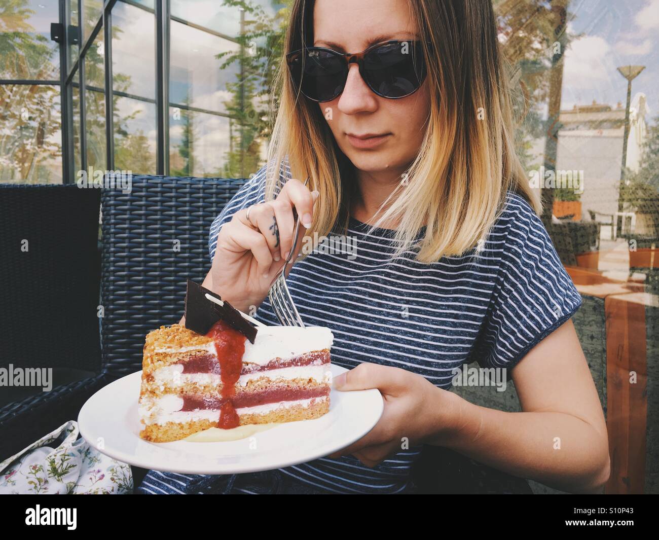 Femme mange un gâteau aux fruits Banque D'Images