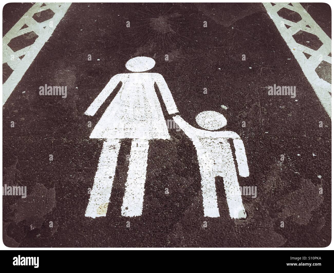Mère et enfant de parking. Crédits photos - © COLIN HOSKINS. Banque D'Images