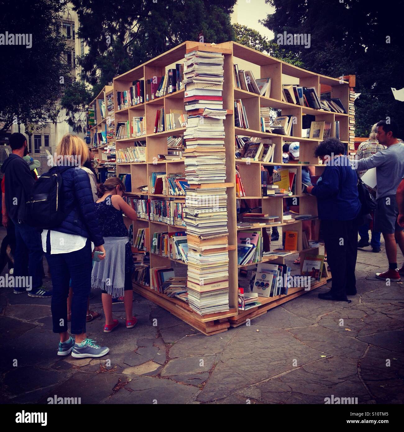 Bay Area Book Festival tenu à Provo Park à Berkeley, Californie. - Image de stock capturée avec un smartphone