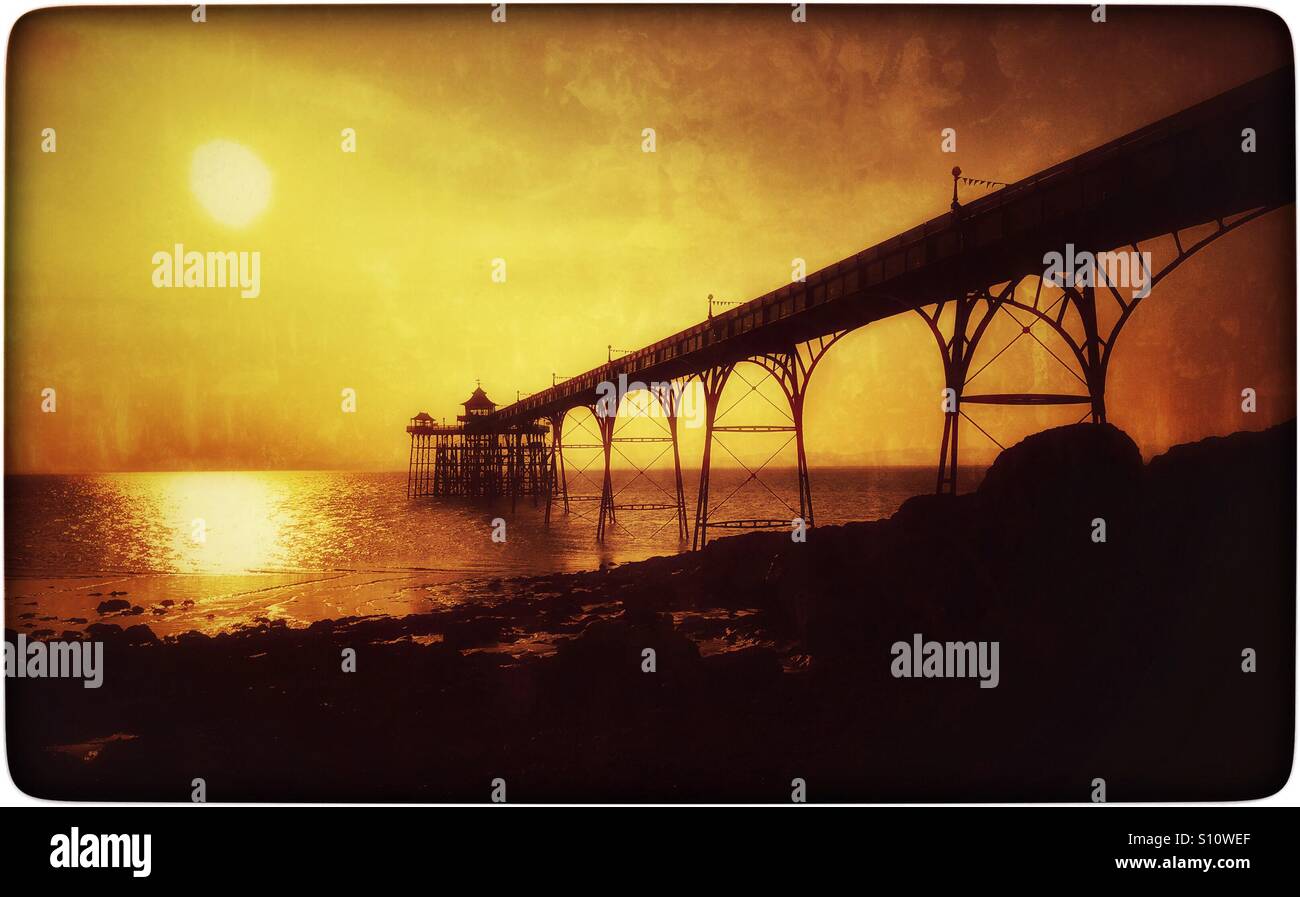 Une vue de la jetée de Clevedon créative dans le Somerset, en Angleterre, comme le soleil commence à définir. Clevedon Pier est le seul visitable en 1re année énumérés Pier en Angleterre. Crédits photos - © COLIN HOSKINS. Banque D'Images