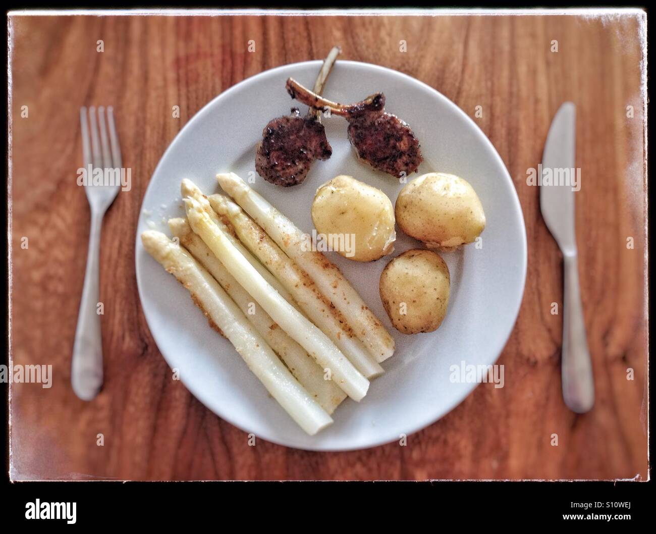 L'asperge blanche, nouvelle récolte de pommes de terre et des côtelettes d'agneau - Image de stock capturée avec un smartphone