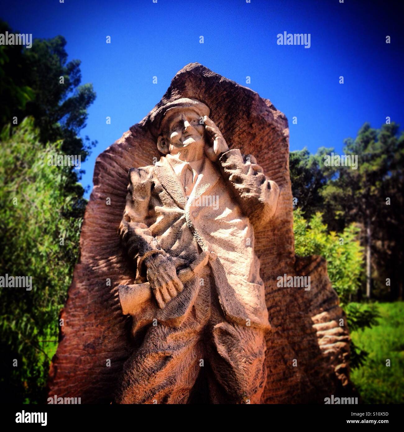 Sculpture d'Isidore le crieur et le transporteur à El Gastor, Sierra de Cadiz, Andalousie, espagne. Son travail était de hawk les nouveaux événements dans son village. - Image de stock capturée avec un smartphone