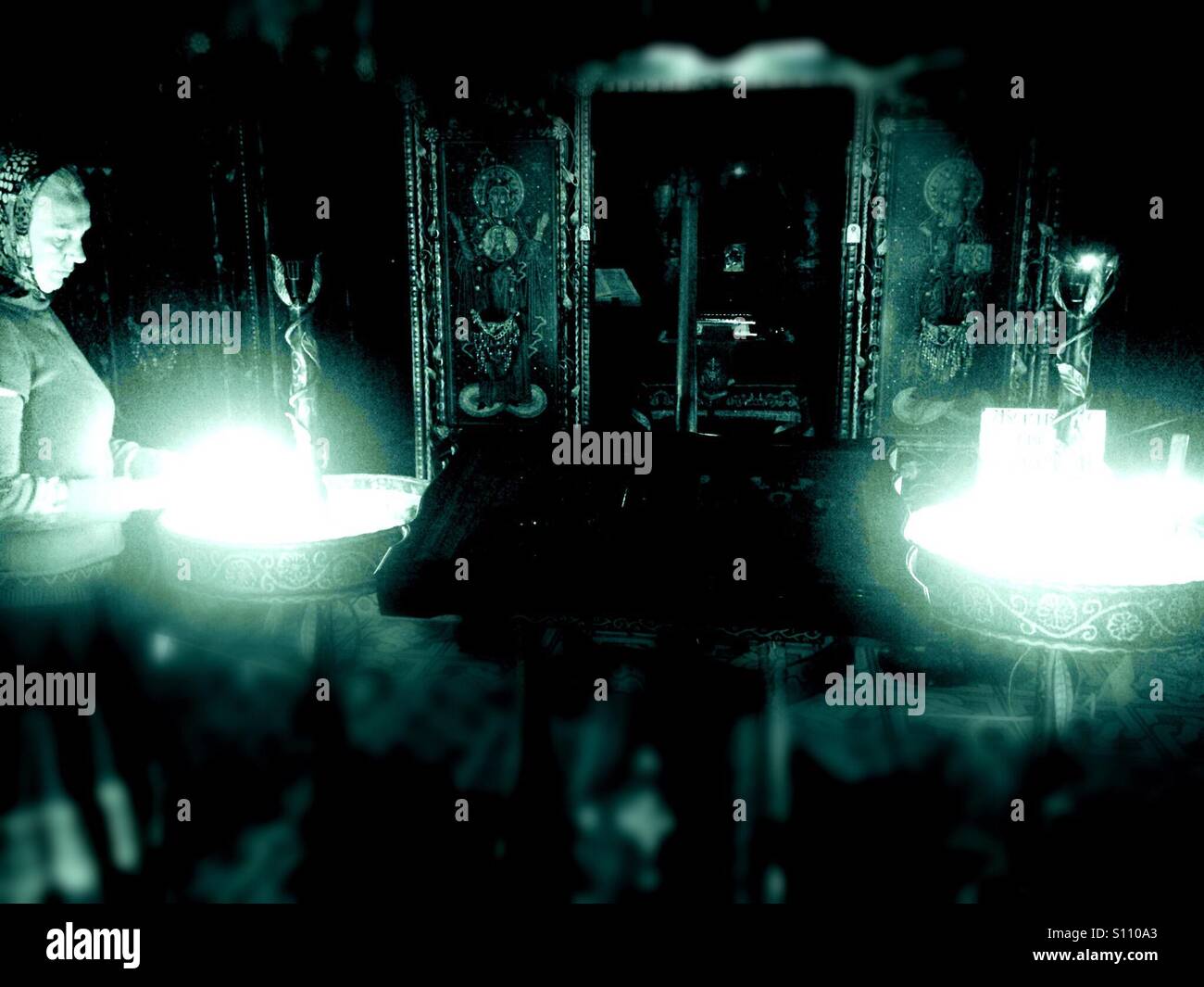 Bougie d'éclairage femme orthodoxe dans la chapelle, en Crimée - Image de stock capturée avec un smartphone