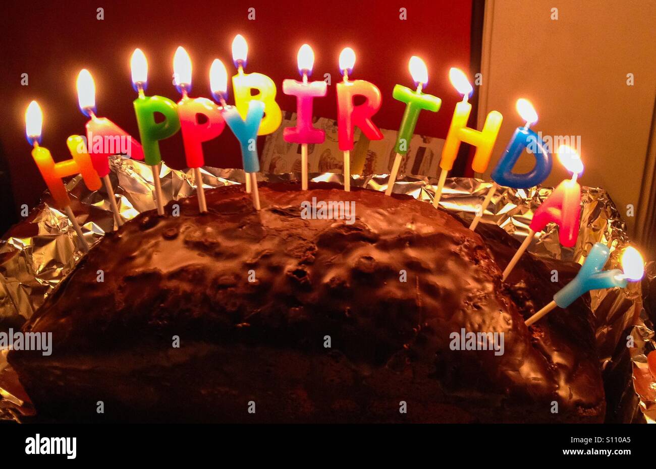 Des bougies sur un gâteau d'anniversaire Banque D'Images