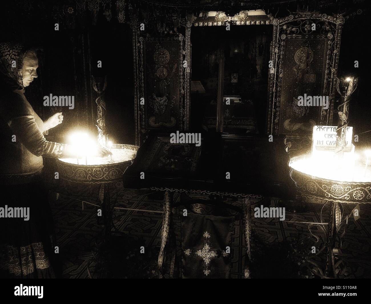 Bougie d'éclairage femme orthodoxe dans la chapelle, en Crimée - Image de stock capturée avec un smartphone