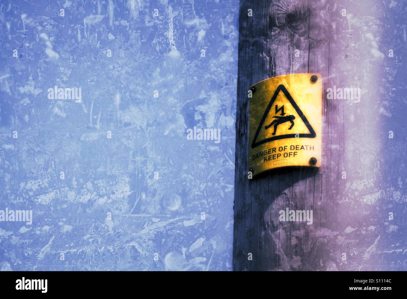 Un panneau d'avertissement indiquant qu'il y a un danger de mort et de ne pas empiéter. Banque D'Images
