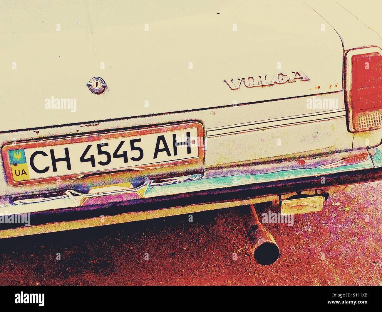 1960 voiture Volga soviétique avec la plaque d'immatriculation de l'Ukraine, la Crimée - Image de stock capturée avec un smartphone