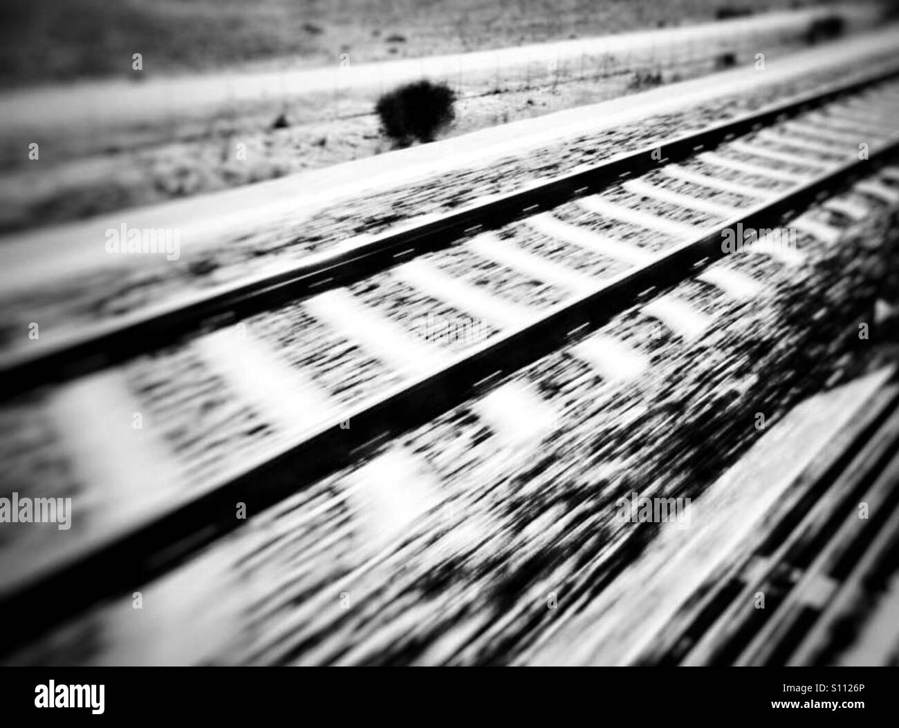 Speedtrack, lignes de chemin de fer d'un excès de train en noir et blanc Banque D'Images