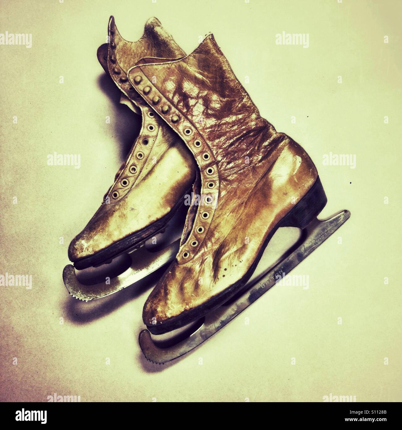 Le vieux cuir chaussures de patinage sur glace Banque D'Images