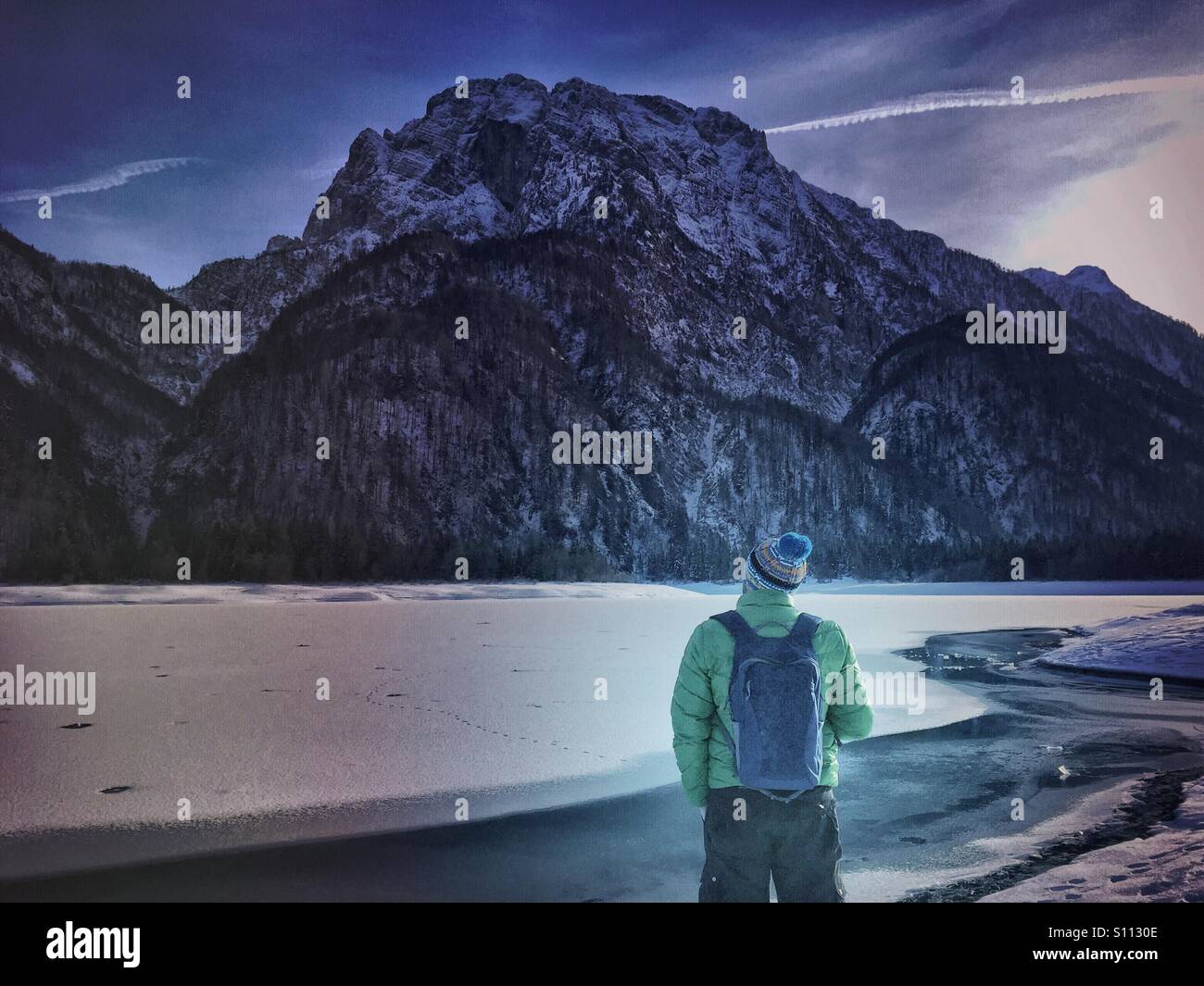 Randonneur avec un sac à dos, debout devant la montagne couverte de neige - Cima del Lago, Italie - Image de stock capturée avec un smartphone