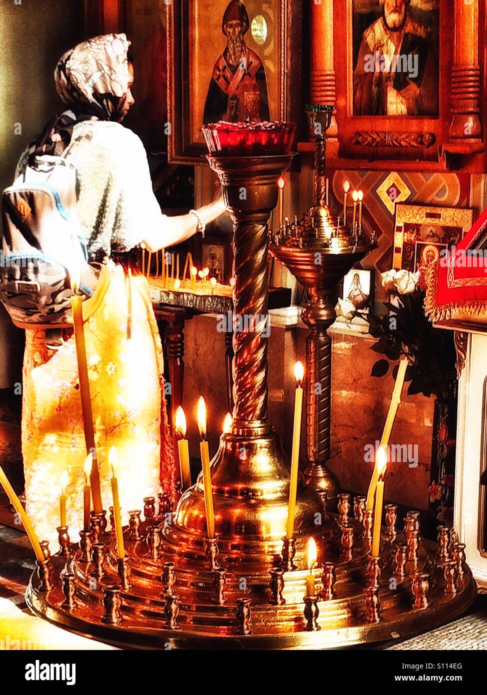 Éclairage femme bougie dans l'Église orthodoxe, en Crimée, Foros - Image de stock capturée avec un smartphone