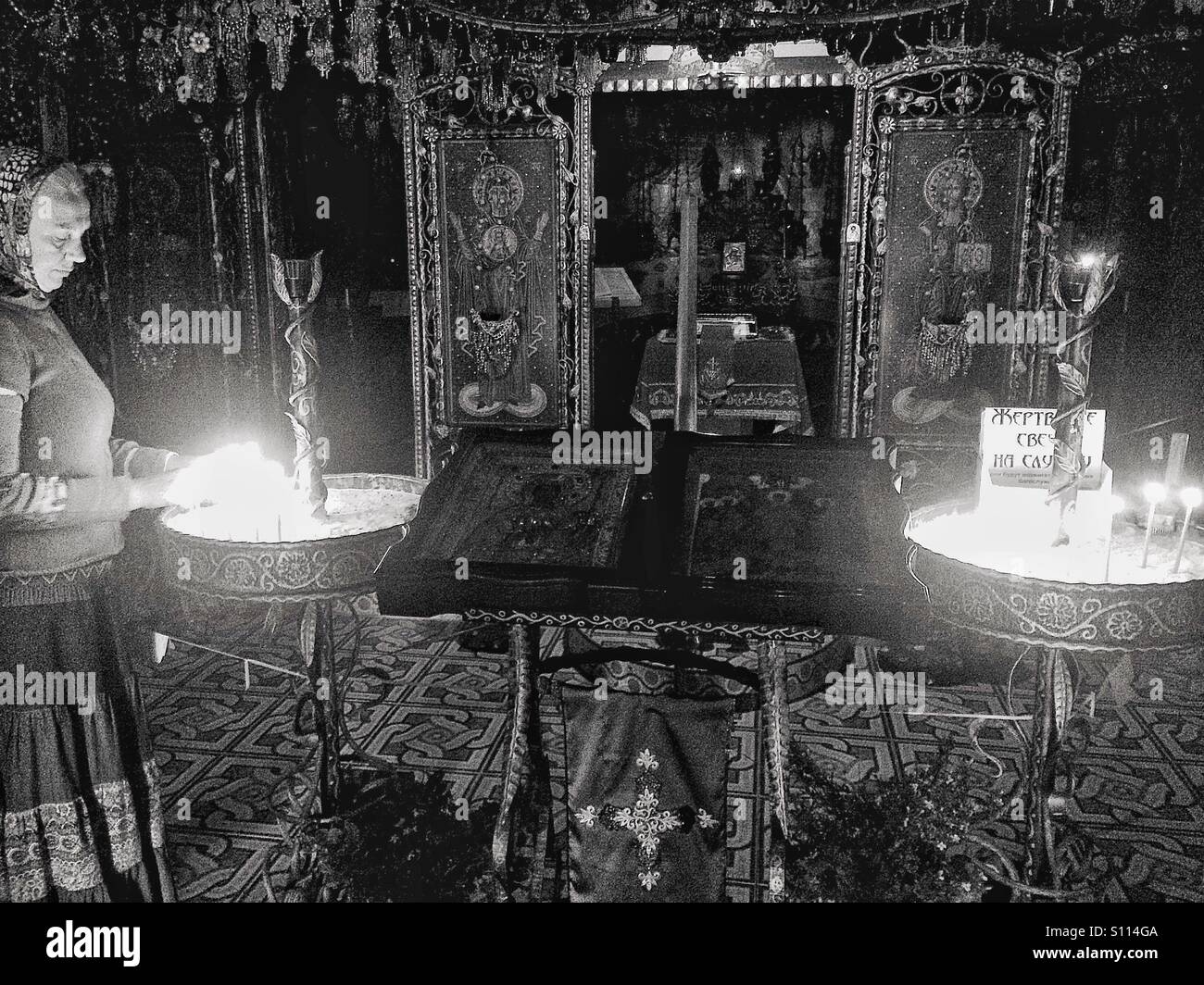 Éclairage femme bougie dans chapelle orthodoxe, en Crimée - Image de stock capturée avec un smartphone