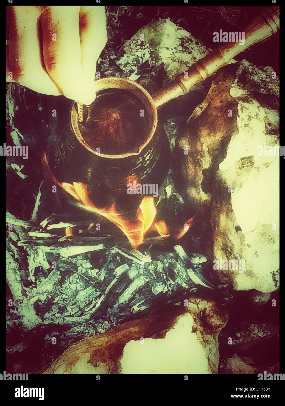 Faire le café sur le feu, en Crimée - Image de stock capturée avec un smartphone