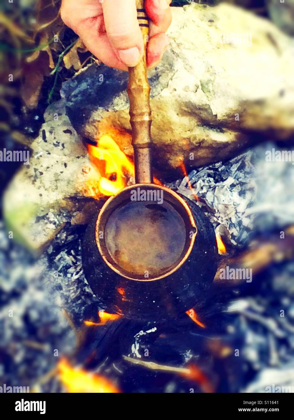 Préparer le café sur le feu, la Crimée - Image de stock capturée avec un smartphone