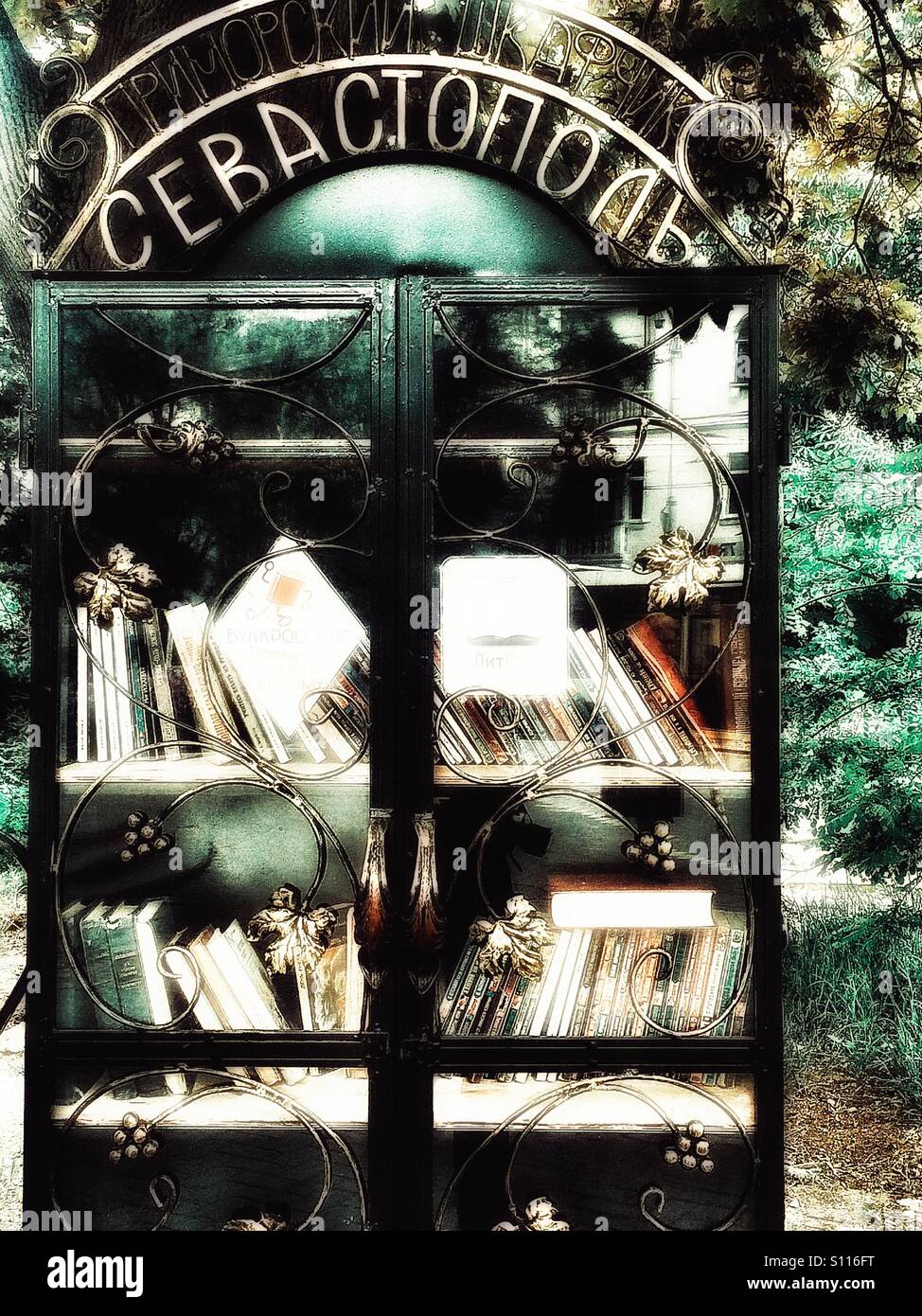 Cabinet des livres en dehors de la Crimée, Sébastopol, bibliothèque - Image de stock capturée avec un smartphone