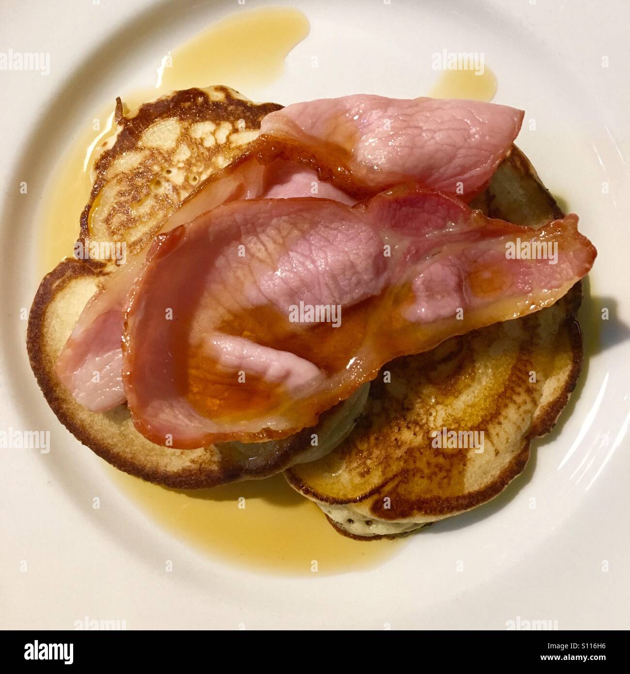 Crêpes américaines avec bacon et sirop d'érable Banque D'Images