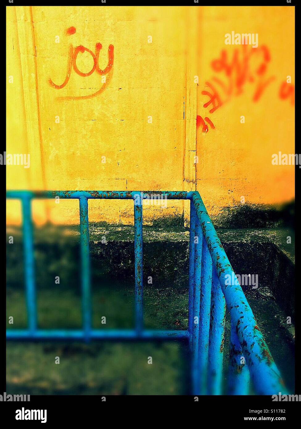 La joie de l'écriture graffiti urbain - Image de stock capturée avec un smartphone