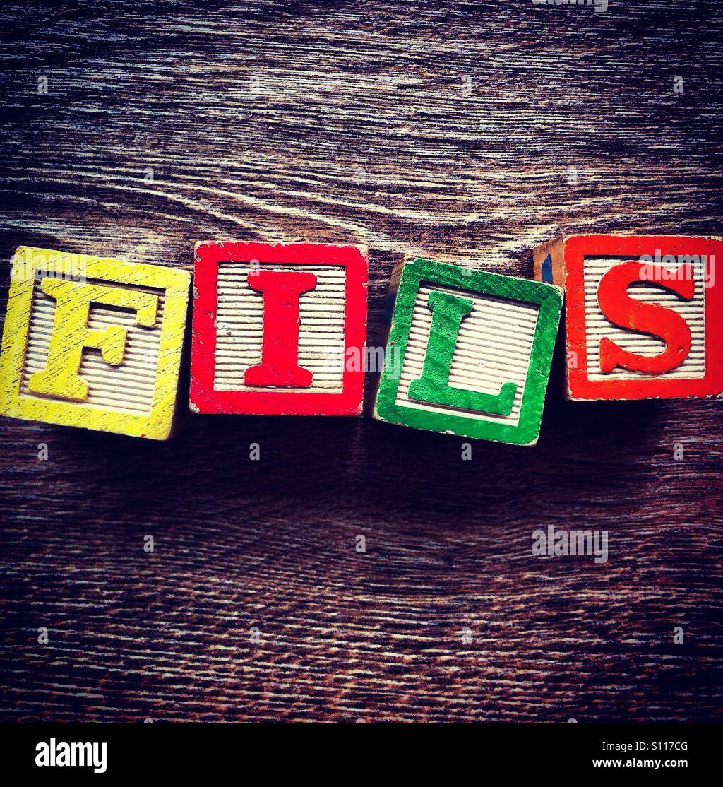 Mot français signifiant FILS FILS, fait avec des cales de bois lettres alphabet - Image de stock capturée avec un smartphone