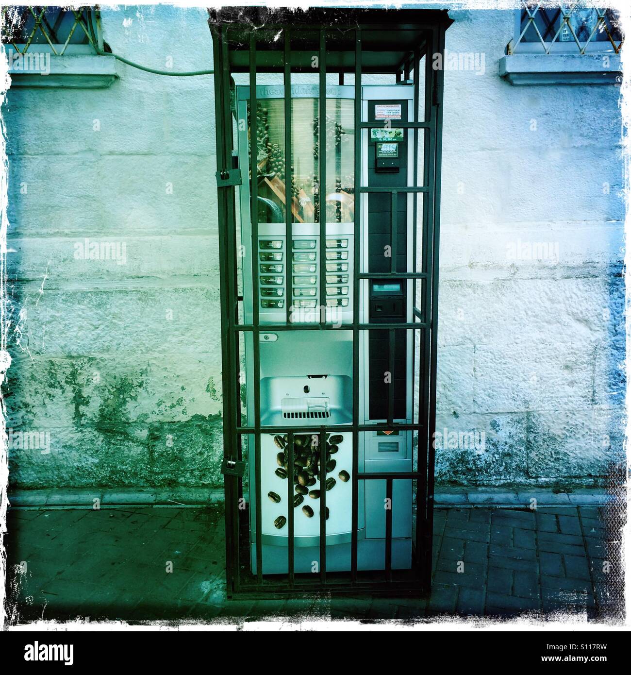 Distributeur de café dans la machine d'exécution, de la rue de Sébastopol, en Crimée - Image de stock capturée avec un smartphone
