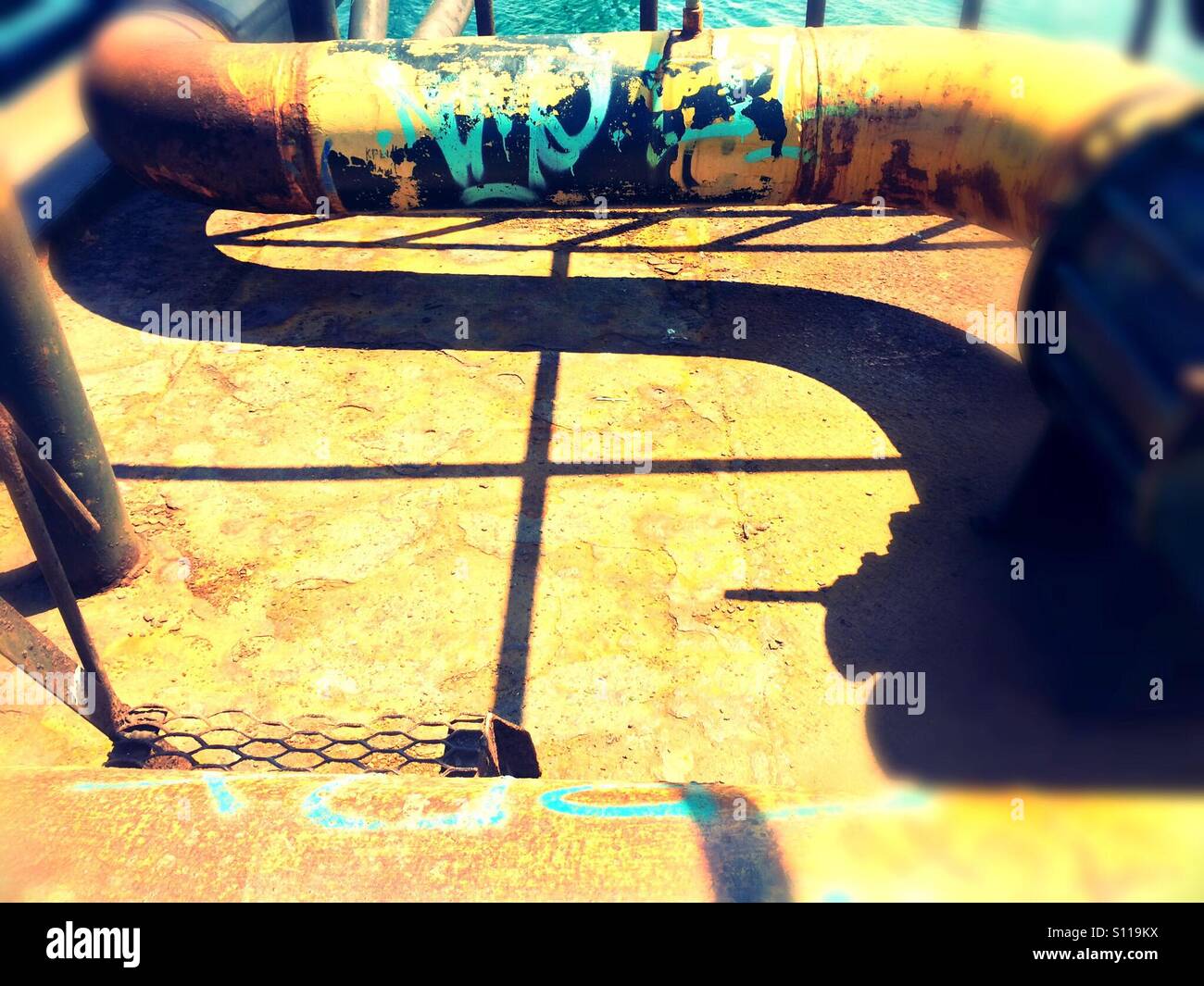 Graffiti sur tuyau, Sébastopol, en Crimée - Image de stock capturée avec un smartphone