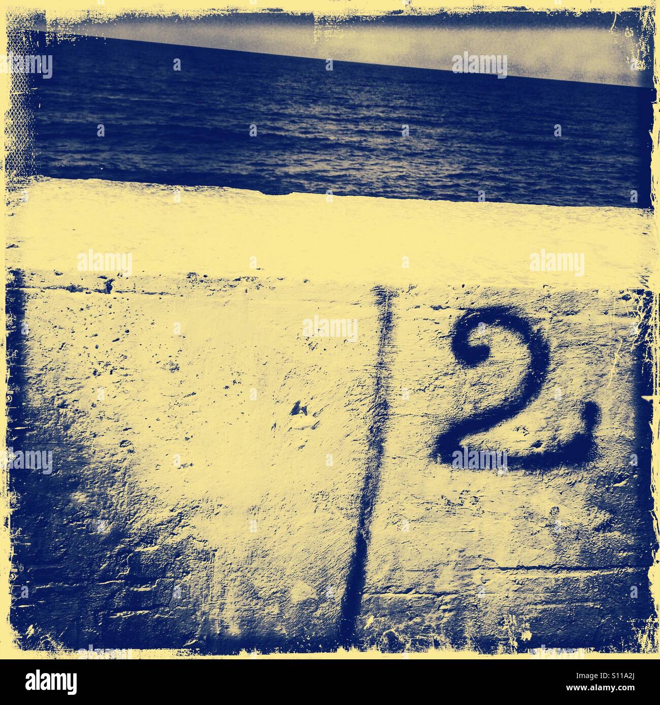 Numéro deux sur le mur par la mer Noire, la Crimée - Image de stock capturée avec un smartphone