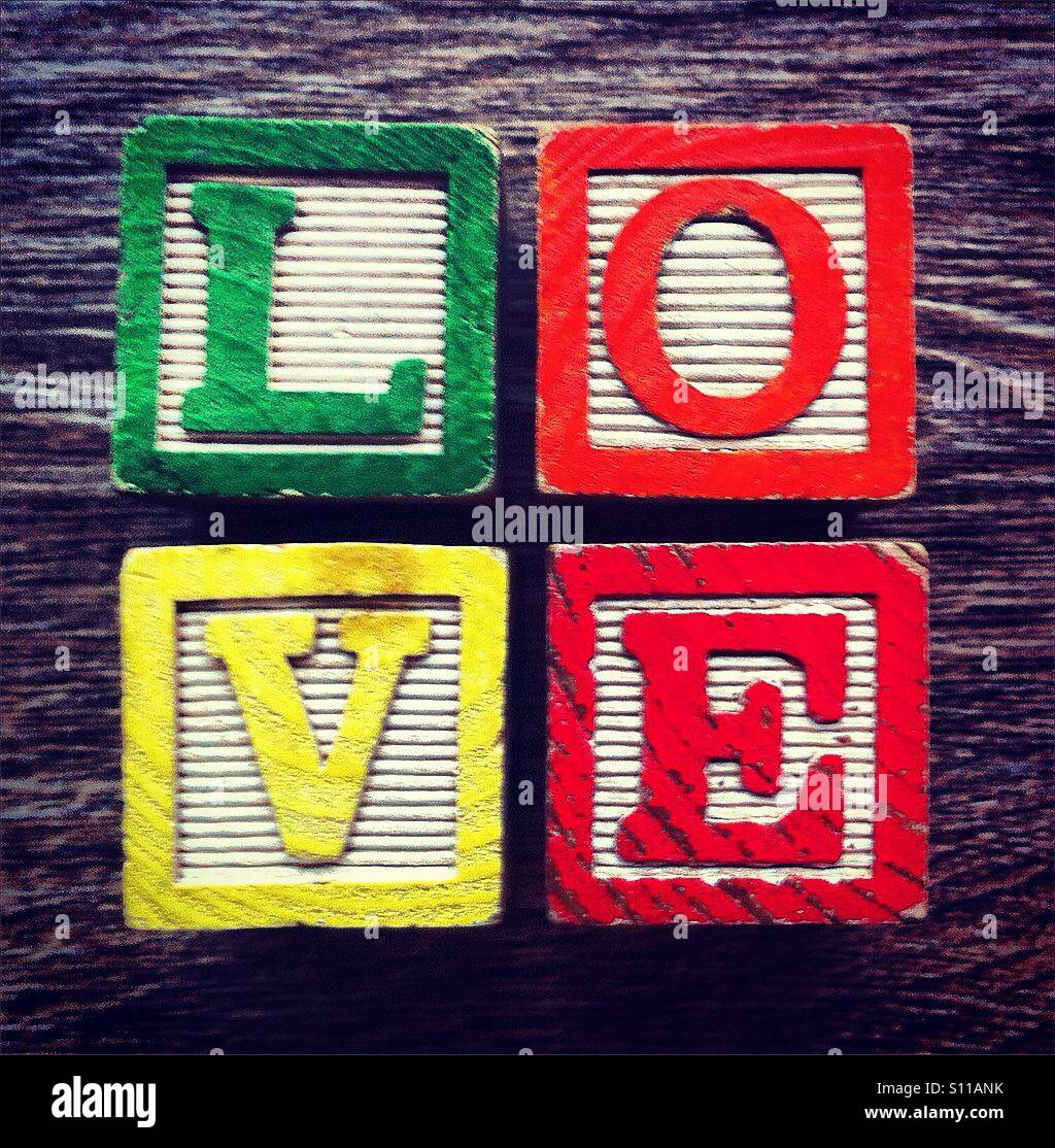 Mot amour fait avec des cales en bois lettres alphabet - Image de stock capturée avec un smartphone