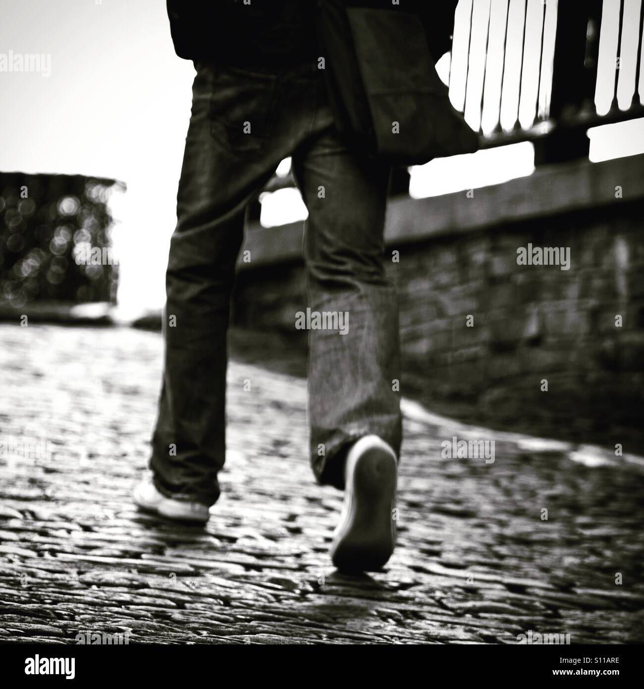 Personne Qui Marche Sur Une Rue Pavee Photo Stock Alamy