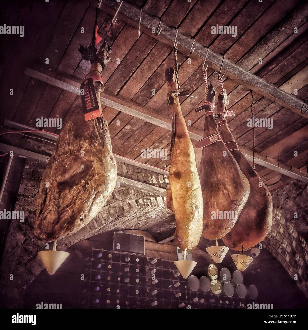 Les jambes de jamon serrano suspendu à plafond de tapas bar Banque D'Images