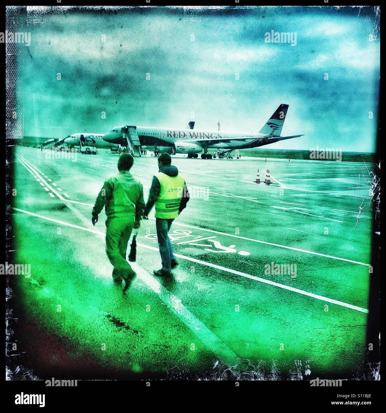 Le personnel au sol et l'avion à ailes rouges, l'aéroport de Simferopol Crimée Banque D'Images