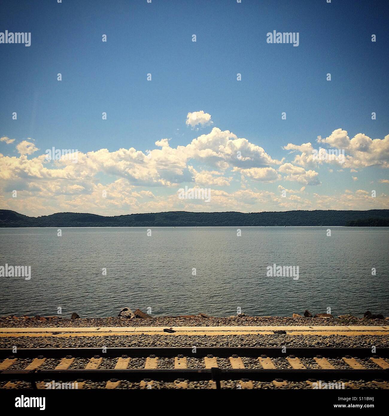 La vue sur la rivière Hudson à Ossining de New York Amtrak Banque D'Images