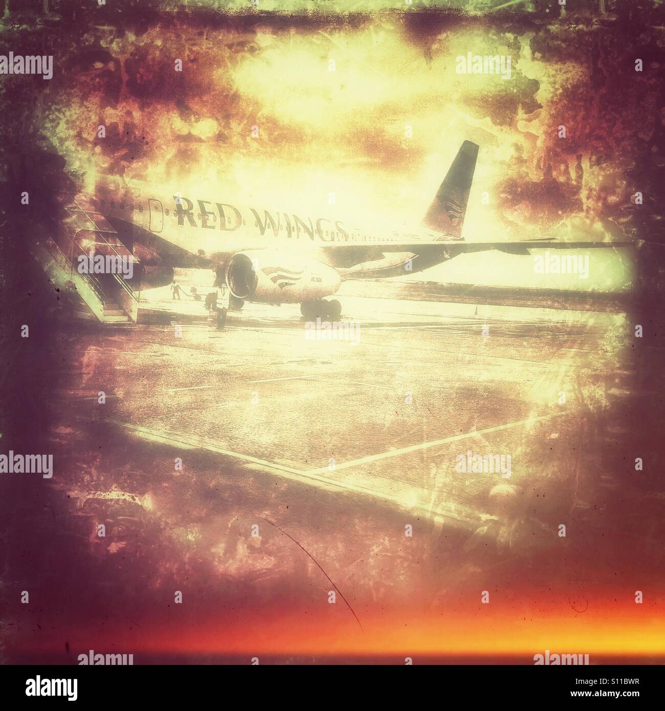 Red Wings russe avion à l'aéroport de Simferopol, en Crimée - Image de stock capturée avec un smartphone