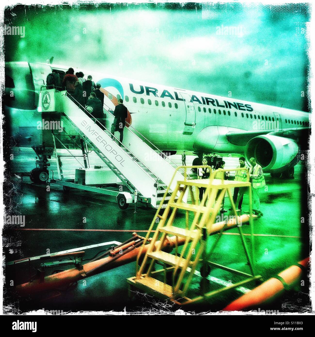Les passagers d'un avion d'Ural Airlines, l'aéroport de Simferopol, en Crimée Banque D'Images