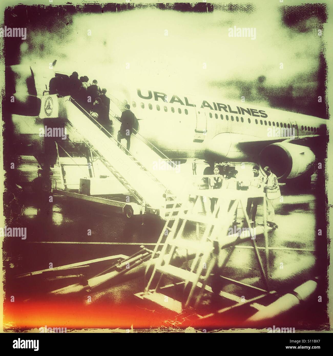 L'embarquement des voyageurs en avion, Ural Airlines, Simferopol Crimée Banque D'Images
