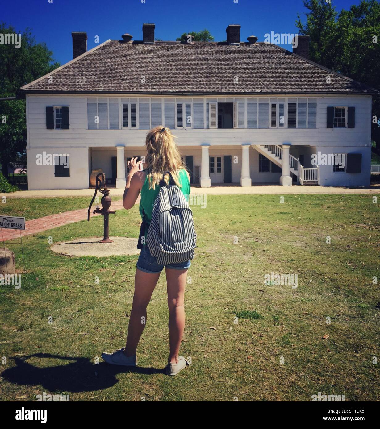 Jeune femme traveler photos la maison principale à la plantation près de La Nouvelle-Orléans Banque D'Images
