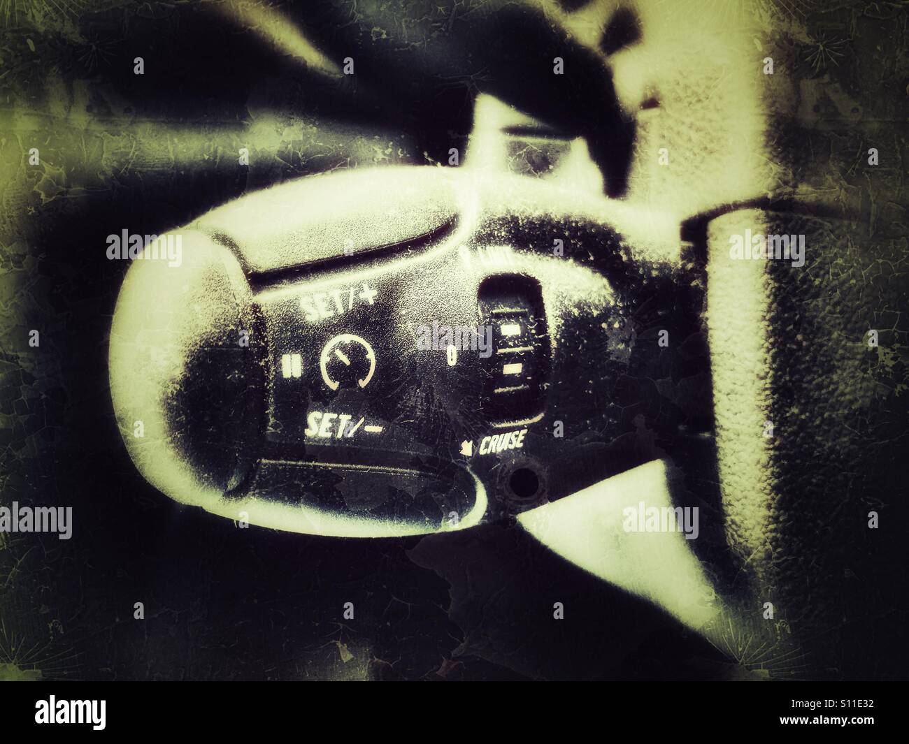 Régulateur de vitesse d'une voiture tableau de bord. - Image de stock capturée avec un smartphone